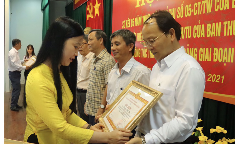 Phó Bí thư Đảng ủy Khối CQ, DN tỉnh Lê Thị Kim Cương trao tặng giấy khen cho các cá nhân có thành tích xuất sắc trong triển khai Chỉ thị 05 của Bộ Chính trị gắn với 7 năm thực hiện Kế hoạch 68 của